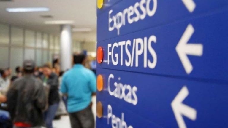Quase 10 milhões de brasileiros devem usar FGTS para pagar dívidas