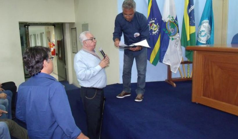 Ao final do encontro, candidato recebeu carta de solicitações da classe empresarial de Campos (Foto: Acic)