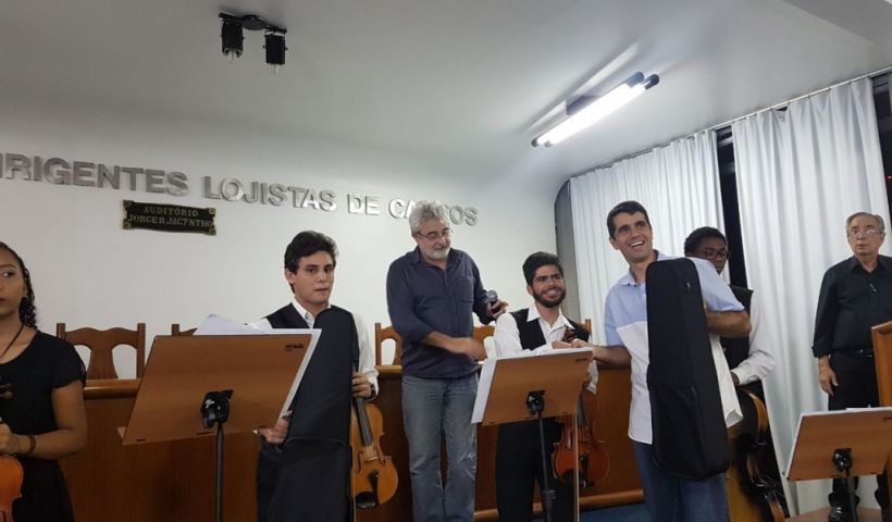 CDL doa três violinos a ONG Orquestrando a Vida (Foto: Antônio Filho)