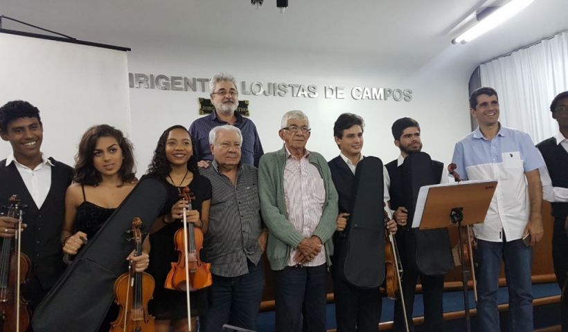 CDL doa três violinos a ONG Orquestrando a Vida (Foto: Antônio Filho)