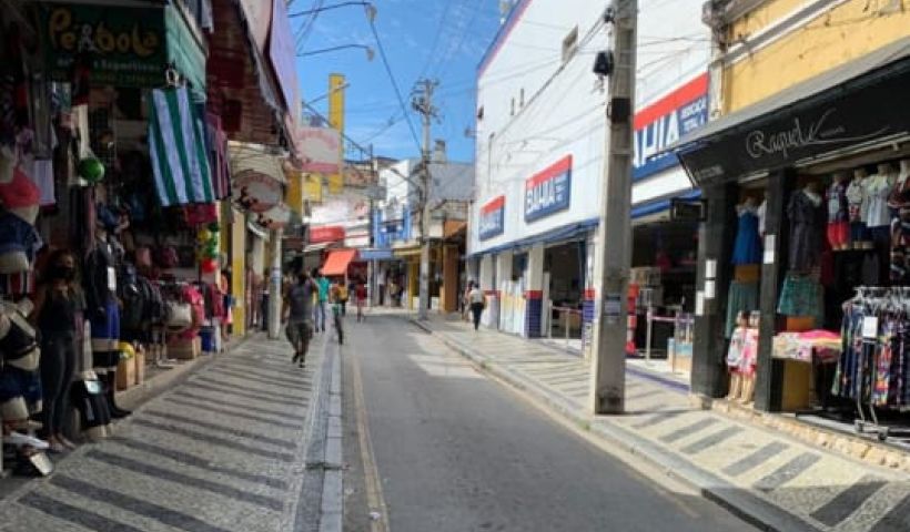 Rua João Pessoa, uma das mais movimentadas do centro da cidade, nesta quarta-feira, dia 17/03 às 10h. O movimento do comércio tem queda de mais de 60% em vários segmentos.