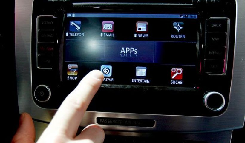 A Continental apresenta um sistema de navegação multimídia com tela de toque no estande da Deutsche Telekom