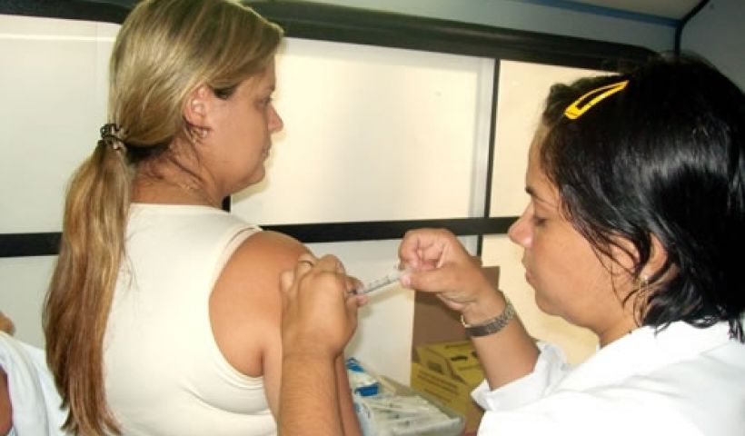 Os funcionários da saúde estão sendo os primeiros a receber a vacina (Foto: Divulgação)