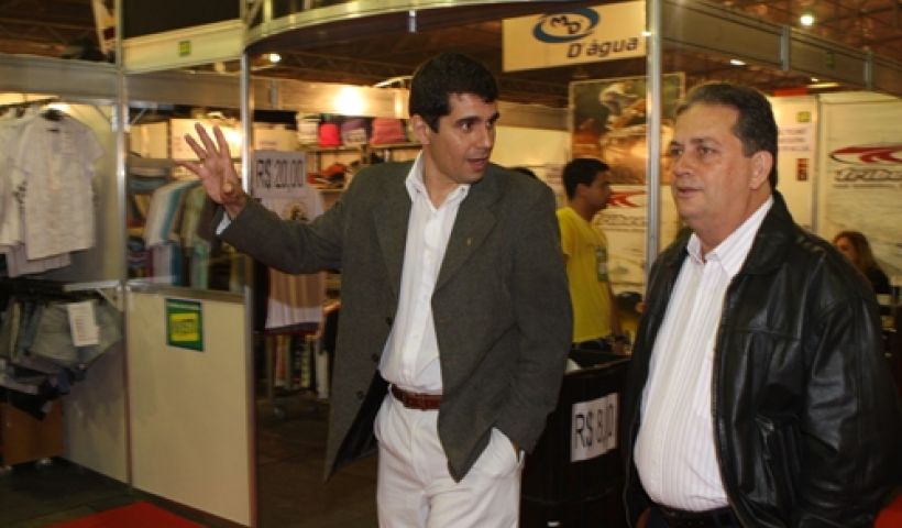 O Vice presidente da CDL Campos, Marcelo Mérida e o Prefeito Nelson Nahim percorreram todo o pavilhão da feira (Foto: Hugo Prates)