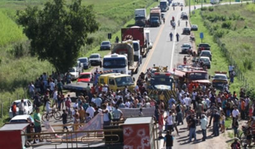 A rodovia foi interrompida pelos manifetantes nas proximidades da entrada da cidade (Foto: Gerson Gomes)