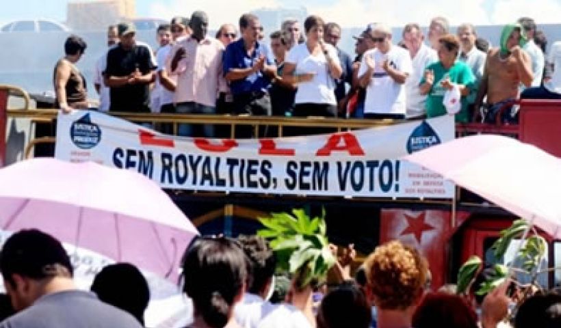 Ao lado de representantes da sociedade civil, a Prefeita Rosinha se solidarizou com os manifestantes (Foto: Paulo Damasceno)