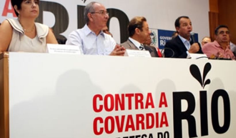 A Prefeita Rosinha Garotinho foi convidada pelo governador Sérgio Cabral para compor a mesa de reunião (Foto: César Ferreira)