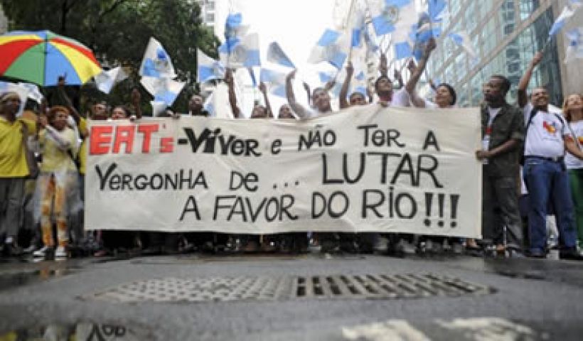 Manifestantes participam de caminhada no Centro do Rio contra a mudança na divisão dos royalties