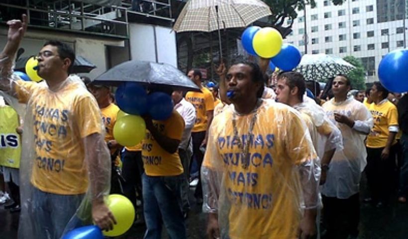 Manifestantes participam de caminhada no Centro do Rio contra a mudança na divisão dos royalties 