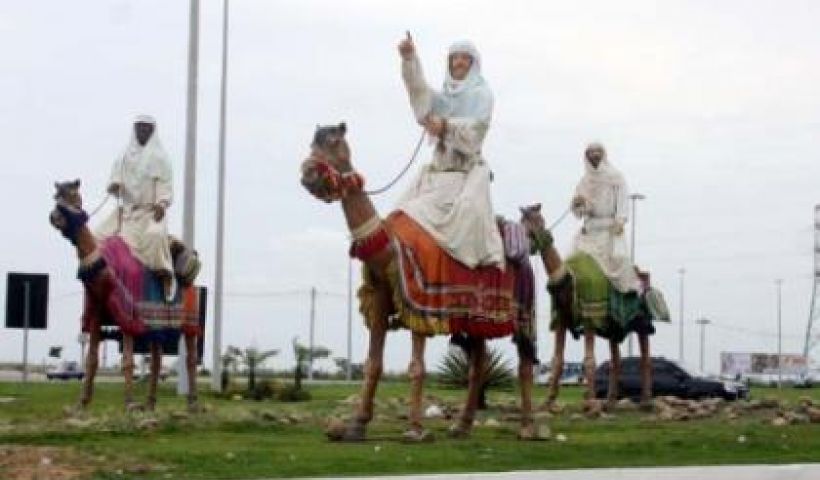 Os três Reis Magos e os camelos estão sendo montados na entrada da cidade nesta segunda-feira (Foto: Hugo Prates)