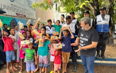 CDL e Segurança Presente distribuem chocolates para crianças de áreas carentes de Campos